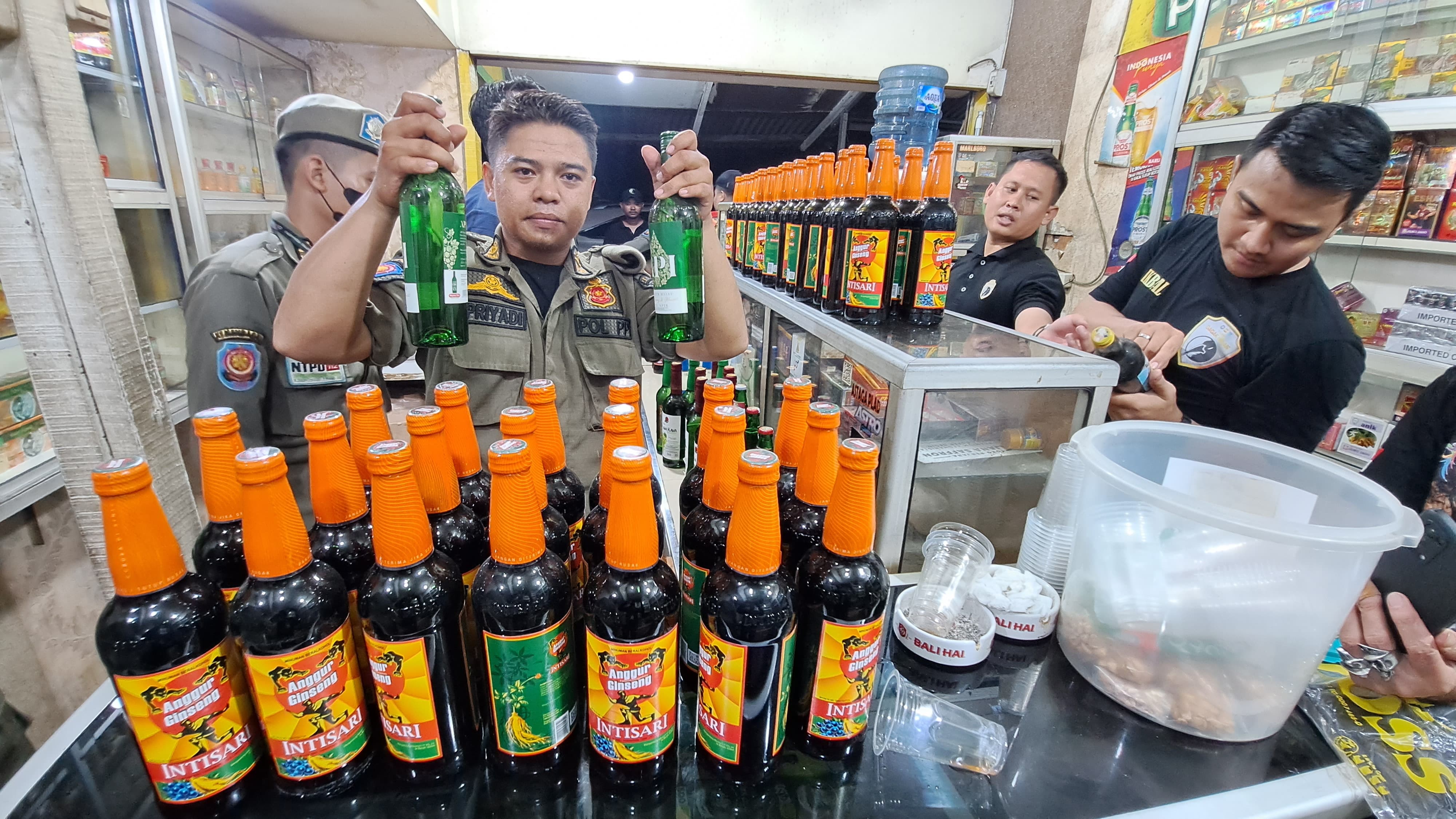 1.954 Botol dan 241 Kaleng Minol Diamankan Satpol PP dari Toko Kelontong dan Warung Jamu