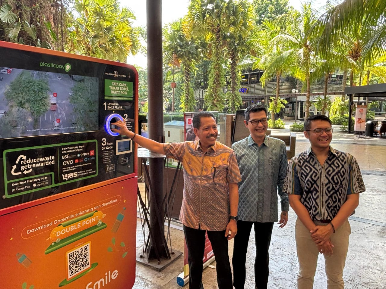 Sinar Mas Land dan Plasticpay Resmikan RVM, Penukar Sampah Botol Plastik Jadi Uang Elektronik