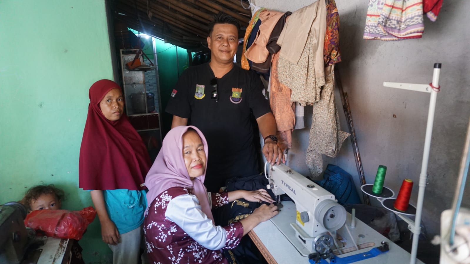 Kembangkan Ekonomi Kreatif, Desa Sasak Kasih Bantuan Mesin Jahit