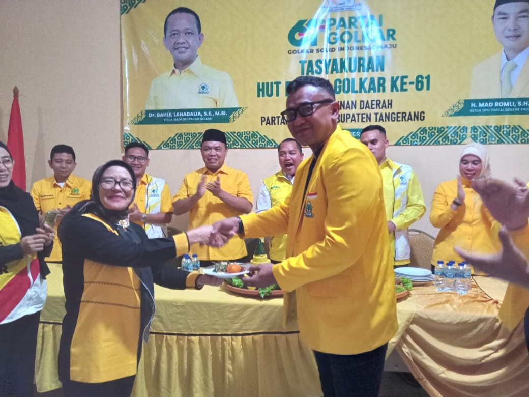 Peringati HUT ke-61, Golkar Tasyakuran Potong Tumpeng, Golkar Gelar Baksos Secara Masif