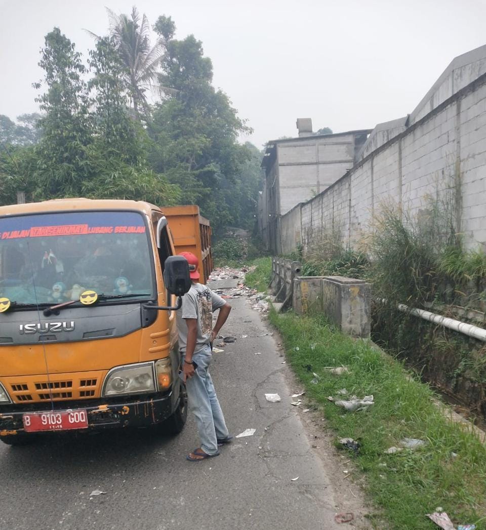 Jalan di Sukamulya Dibanjiri Sampah, DLHK Kabupaten Tangerang Kerahkan Tim Pengangkut Sampah