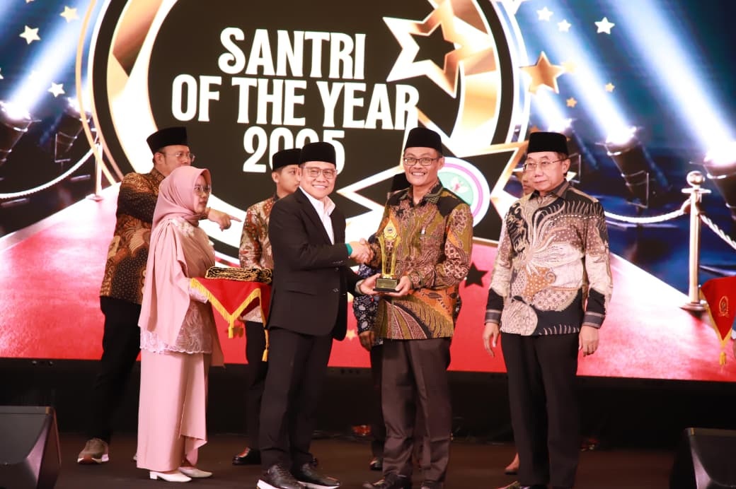Rektor Ishom Sabet Penghargaan Santri Inspiratif 