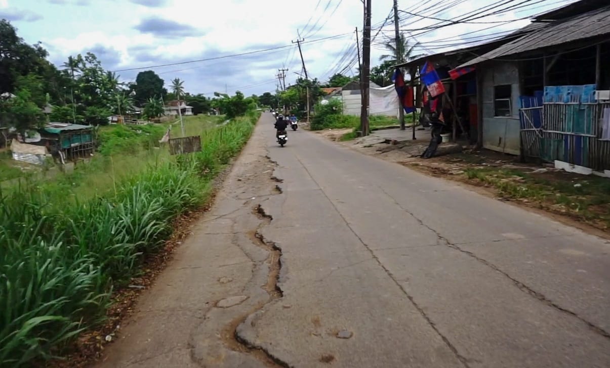DBMSDA Janji Lakukan Penambalan, Banyak Pemotor Jatuh Akibat Jalan Raya Daon Rusak