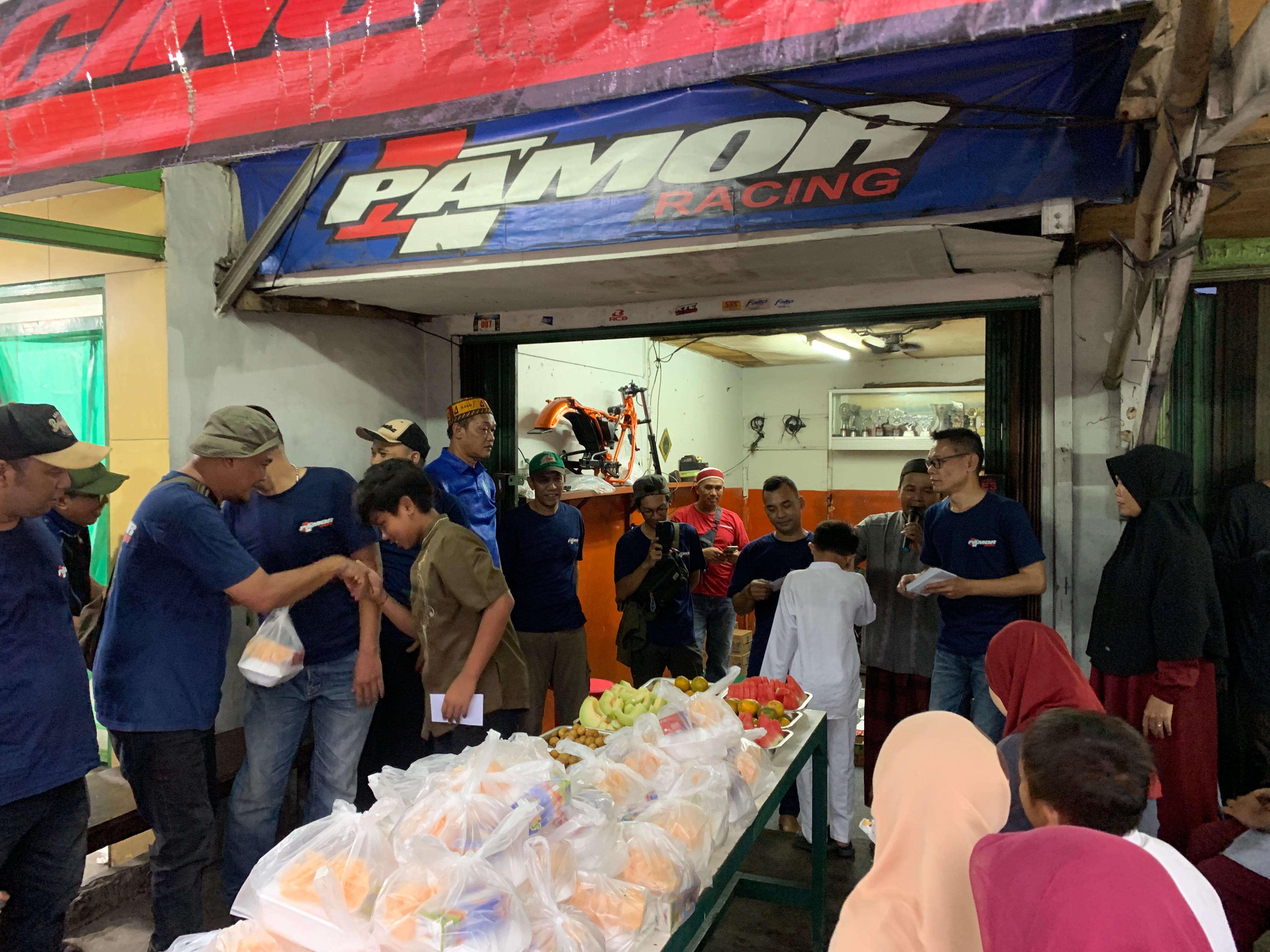 Isi Bulan Ramadan, Penggemar Yamaha RX King 'Pamor Racing' Santuni Anak Yatim