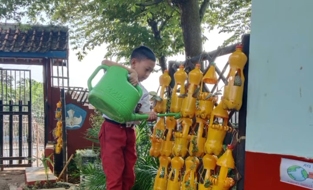 SDN Wanakerta IV Buat Vertikal Garden dari Botol Bekas