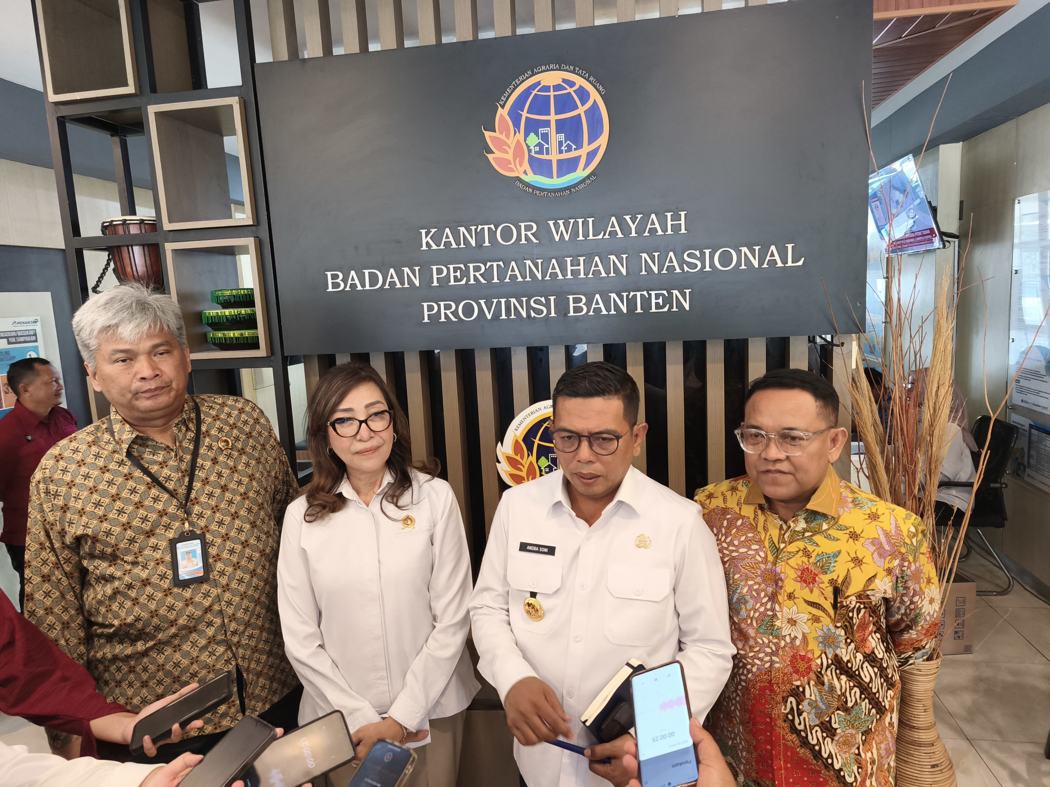 Gubernur Akan Tertibkan Bangunan Pinggir Kali