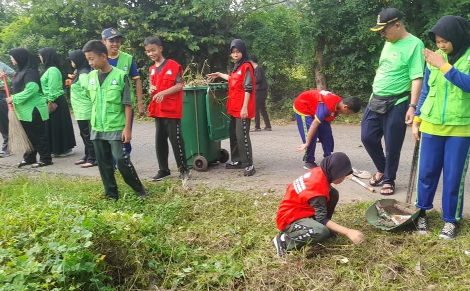 SMPN 1 Kemiri Lakukan Aksi Bersih Lingkungan Sekolah