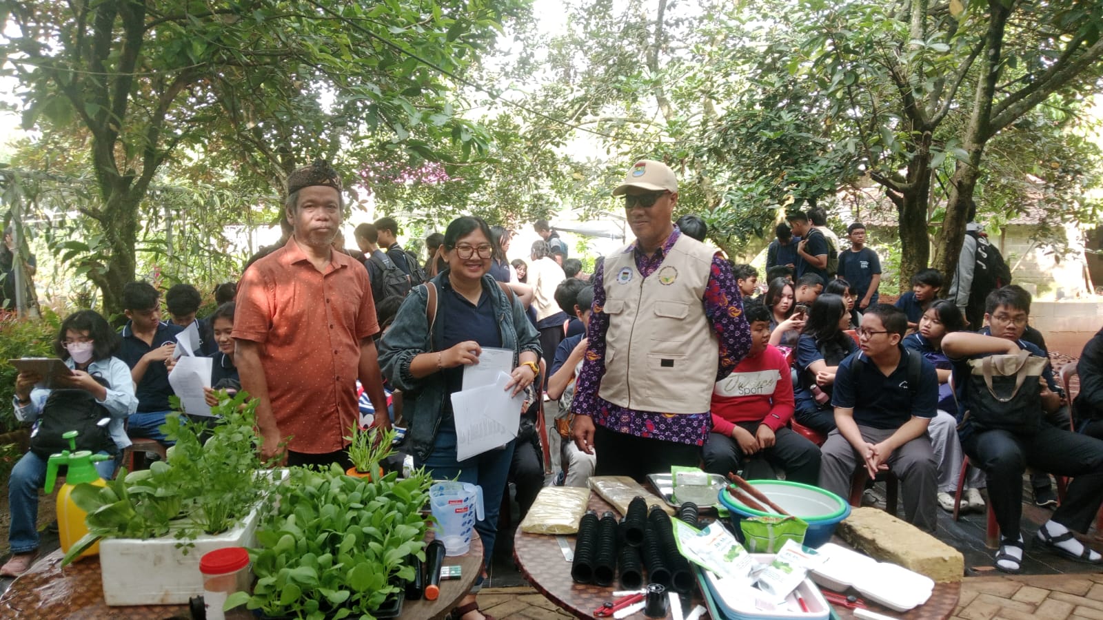 Siswa SMP Strada Praktik Tanam Sayuran