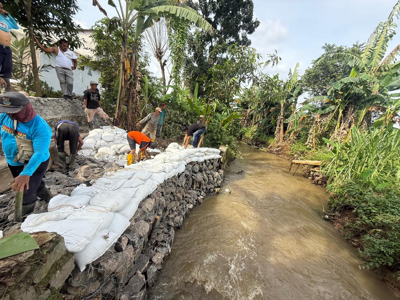 Turap Roboh di Tepi Kali Cirarab, DBMSDA: Penanganan Darurat Pasang Brojong