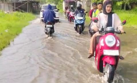 Jalan Kalibaru Gaga Mendadak Banjir, Akibat Maraknya Bangunan di Atas Irigasi dan Bantaran Sungai Cisadane
