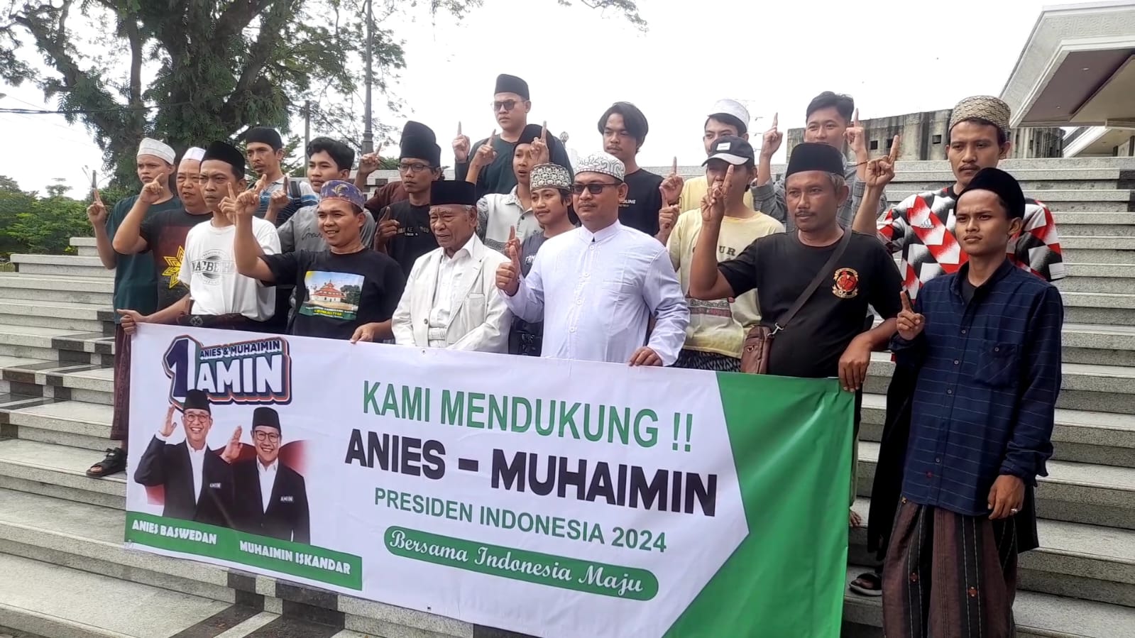 Jamaah Ponpes Al Istiqlaliyyah Berbarengan Dukung Capres Cawapres 01 dan 03