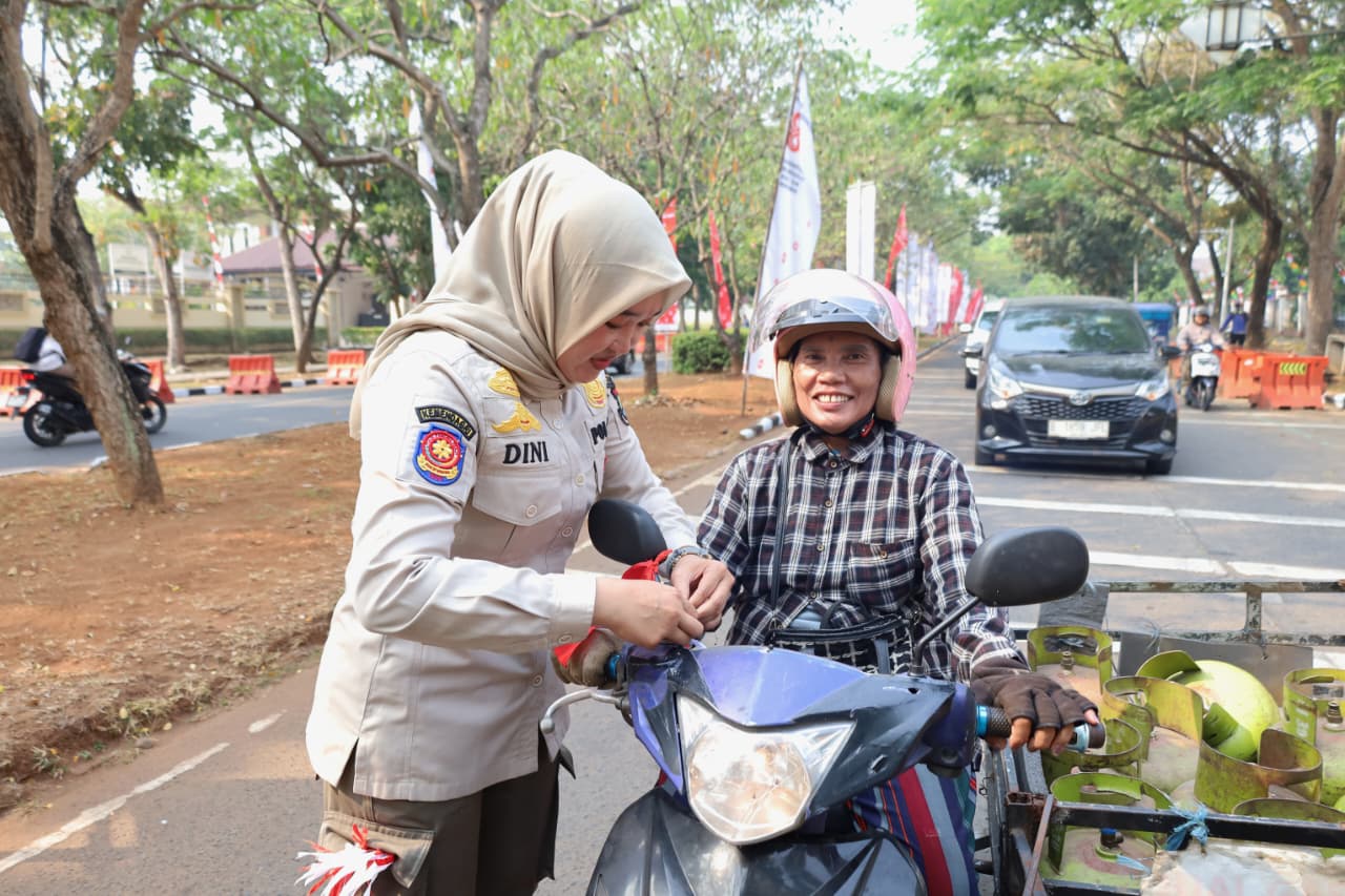 Bagikan Ratusan Bendera, Satpol PP Tanamkan Nasionalisme