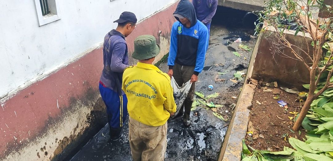 Cegah Banjir, Saluran Air di Larangan Indah Dikeruk