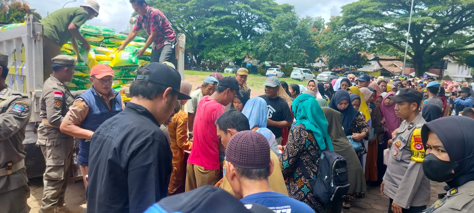 Diskoumperindag Terjunkan 10 Ton Beras Murah, Warga Dijatah Dua Karung