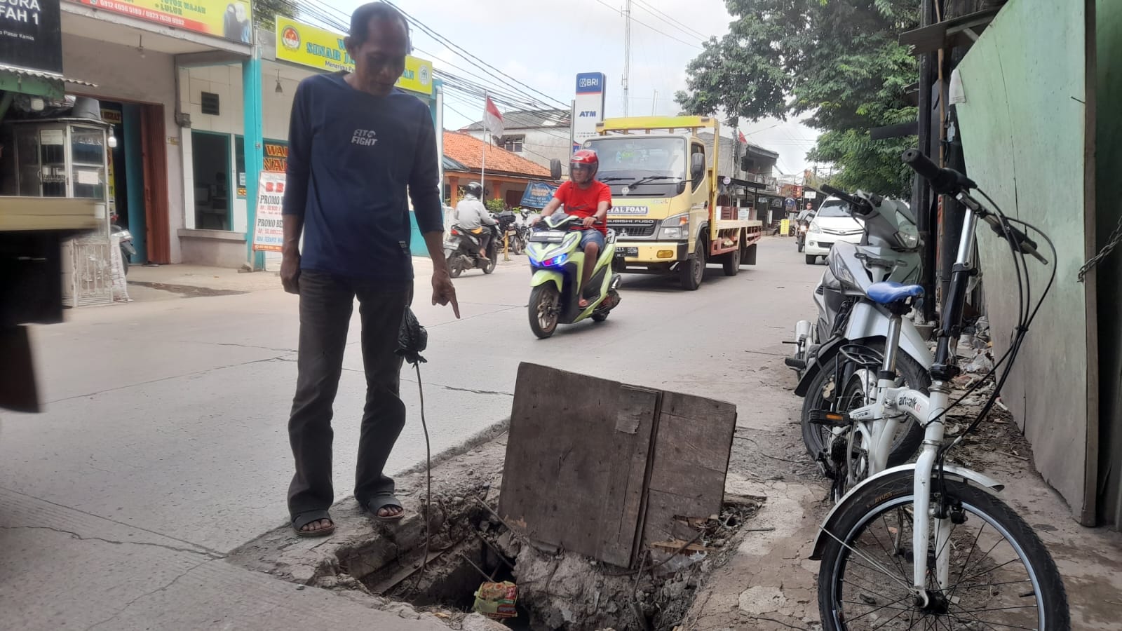 Lubang Bak Kontrol Kabel Berlubang Menganga di Jalan Raya Pasar Kemis