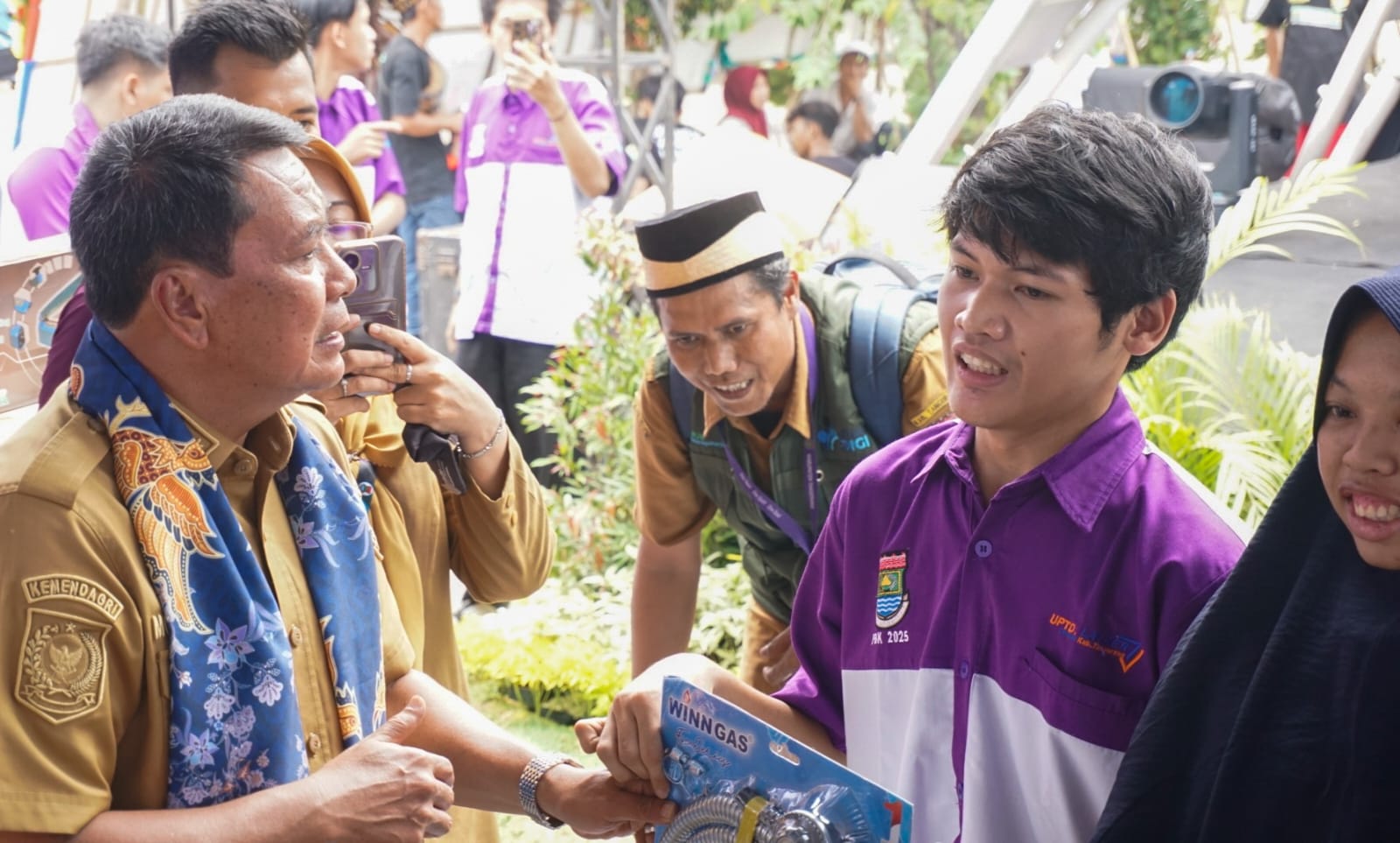Bupati Serahkan Peralatan Usaha untuk Disabilitas