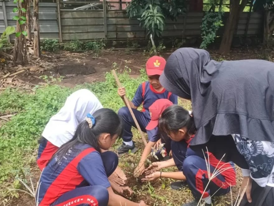 SDN Mekarsari I Rajeg Peduli Lingkungan Lewat Aksi Bersih Sekolah