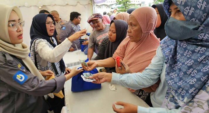 Ribuan Masyarakat Manfaatkan Bazar Sembako Murah