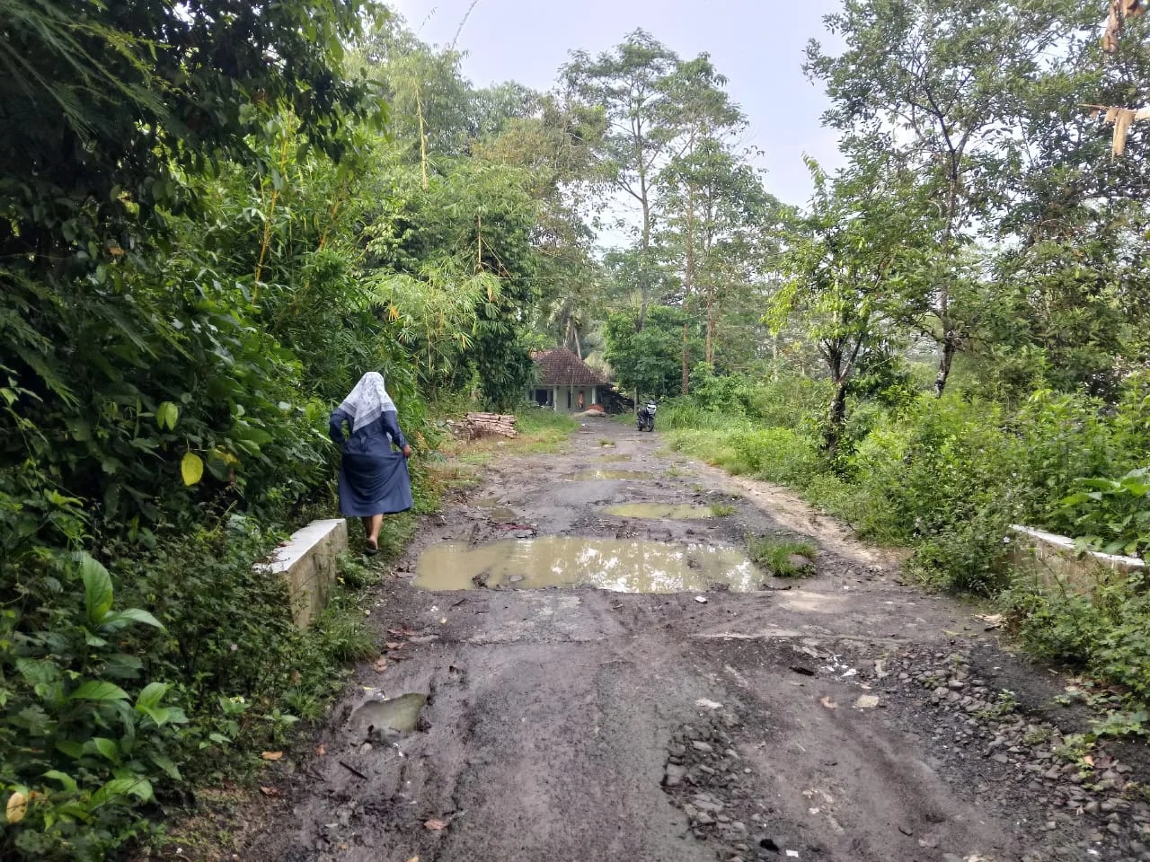 Warga Protes Jalan Rusak Tak Kunjung Diperbaiki