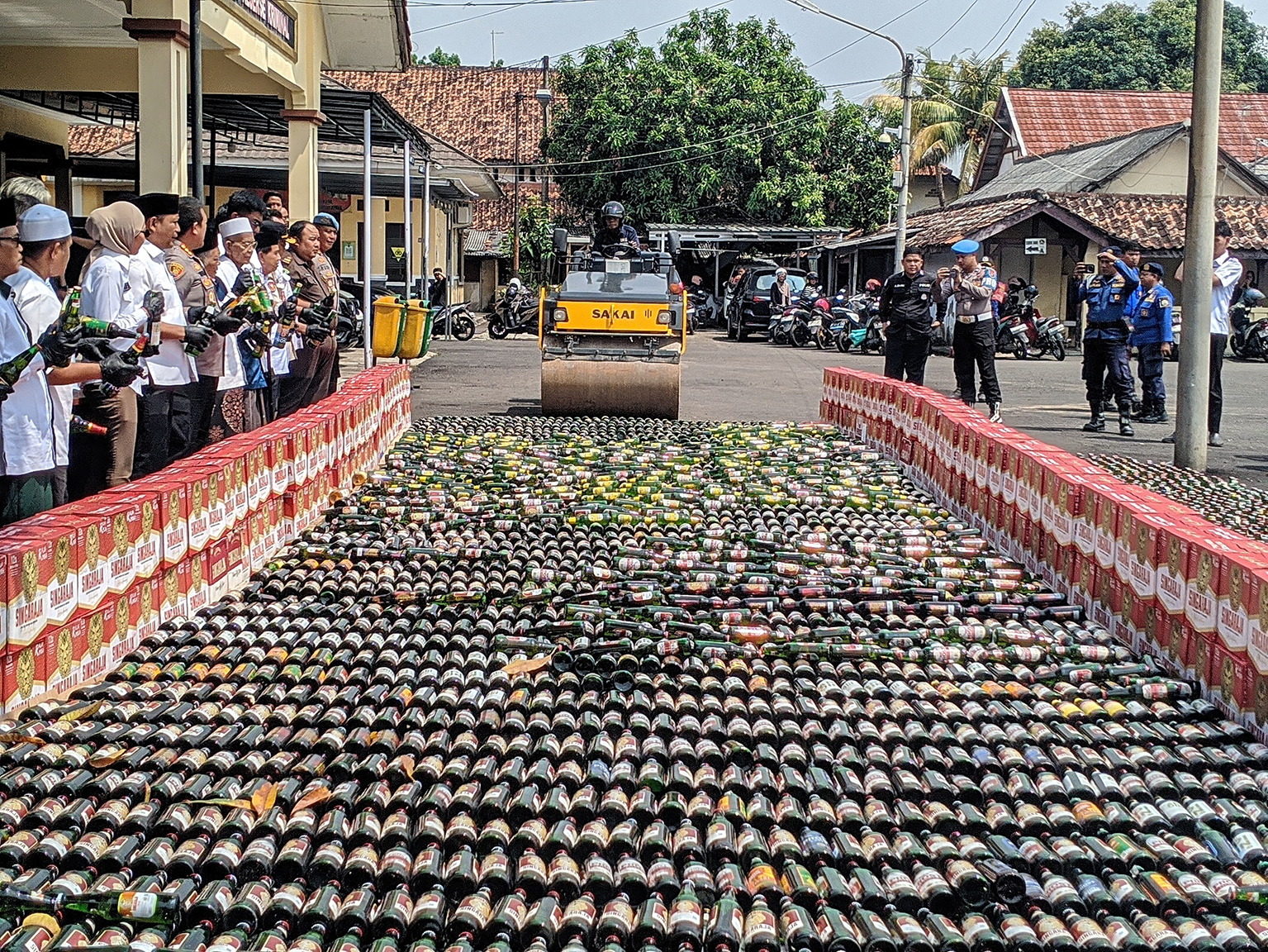 17 Ribuan Botol Miras Dimusnahkan