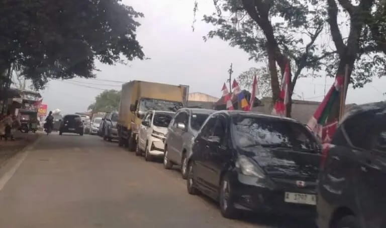 Jembatan Cirokoy Tak Kunjung Selesai, Jalan Pandeglang - Labuan Macet Berjam-jam