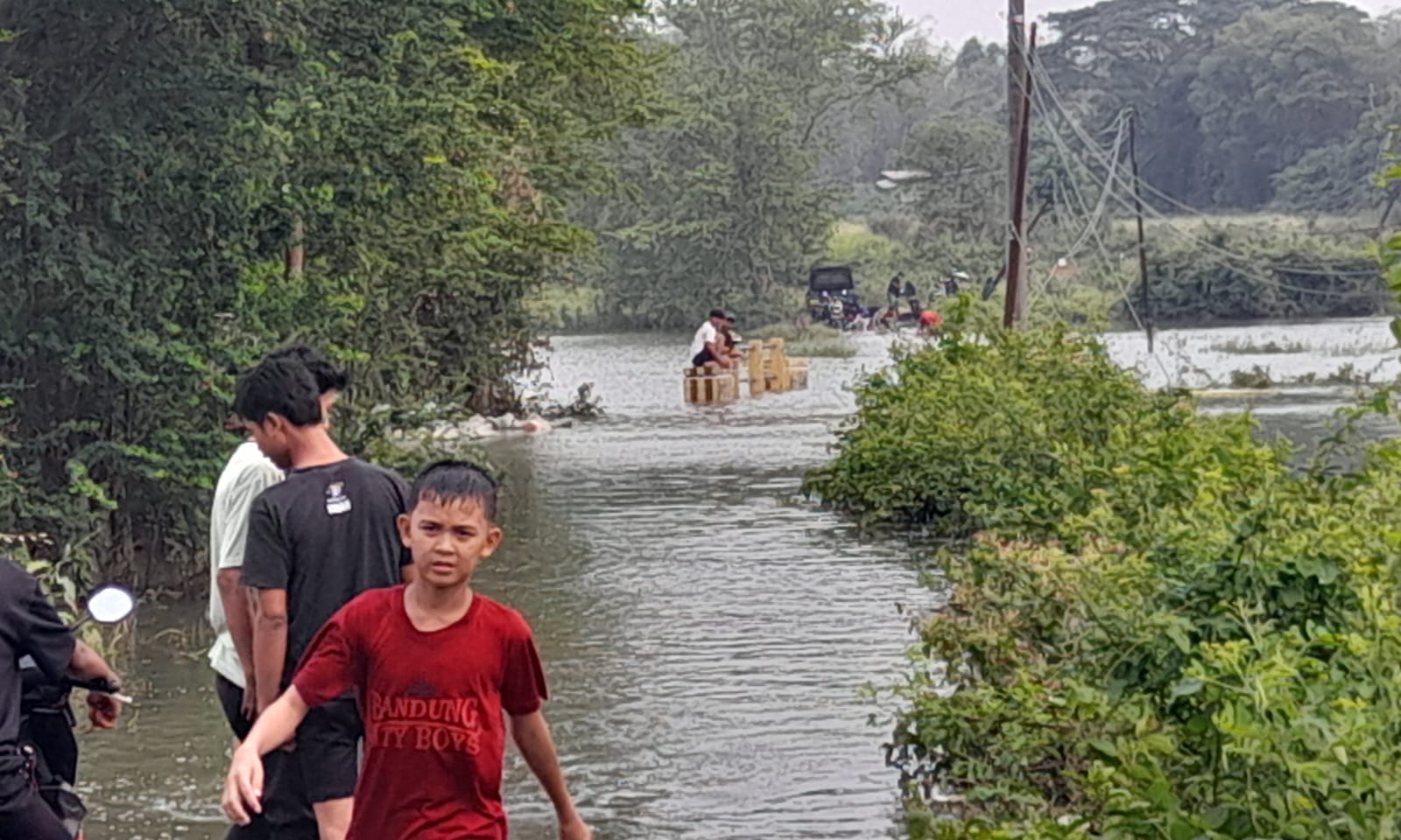 Belum Ditinggikan, Jalan di Desa Jambu Karya Terendam lagi Akibat Luapan Sungai Cimanceuri