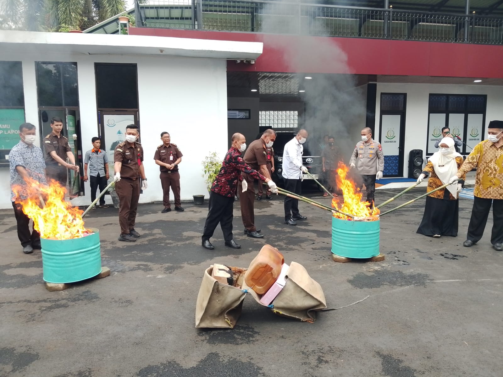 Kejari Lebak Musnahkan Barang Bukti Dari 50 Perkara Kejahatan