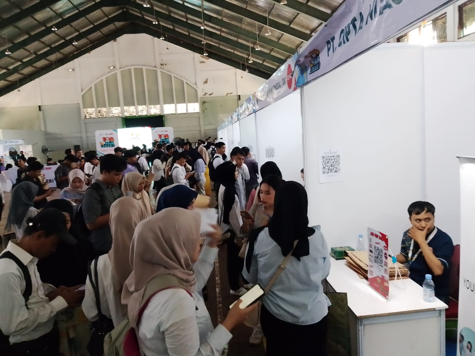 1.900 Pencaker Berebut Pekerjaan