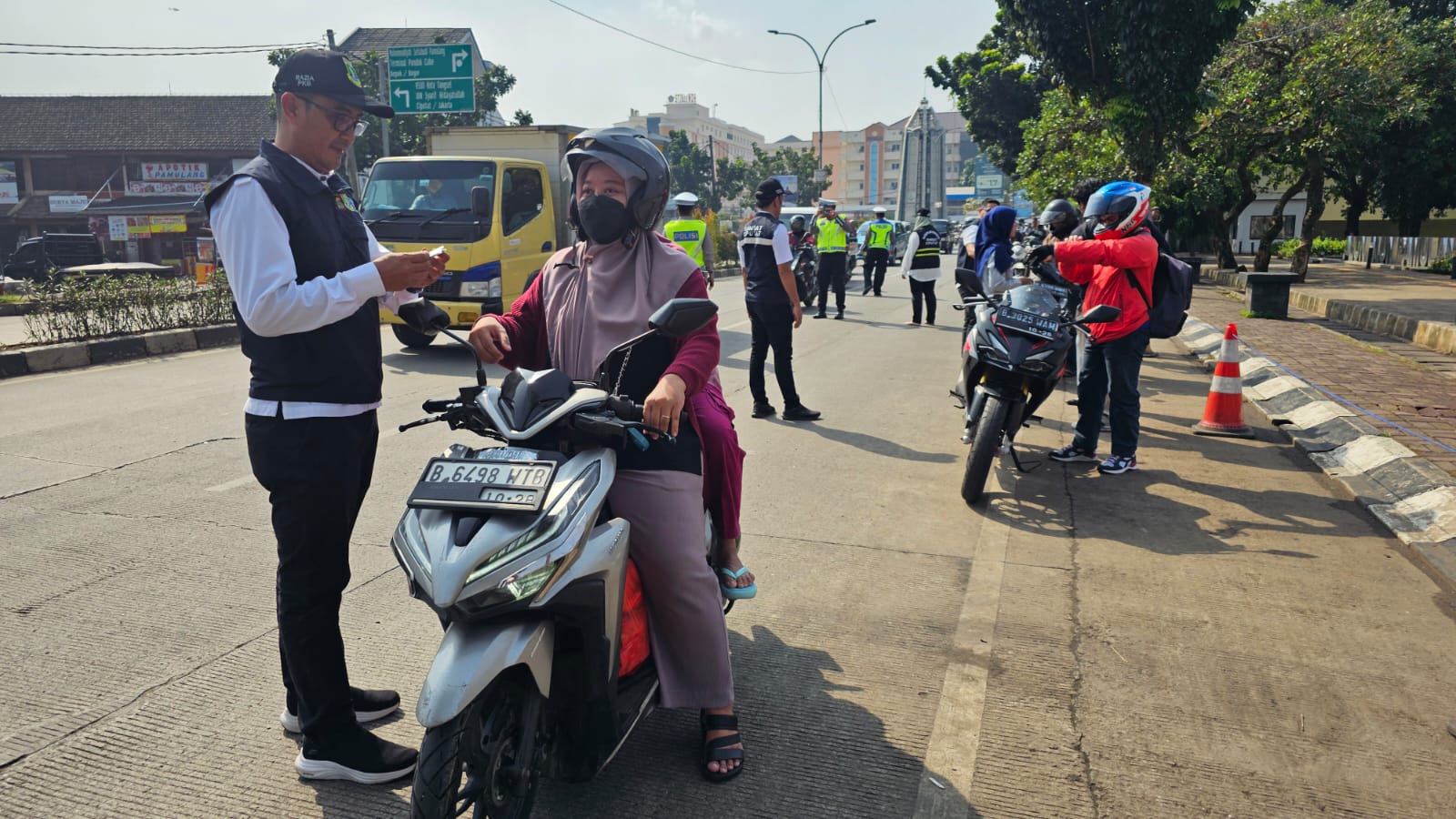 Hindari Razia Pajak Kendaraan, Banyak Pengemudi Motor Putar Balik