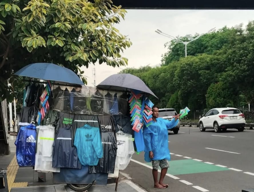 Hujan Membawa Berkah Bagi Hasan dan Keluarga, Sehari Bisa Mendapatkan Uang Rp100-Rp300 Ribu