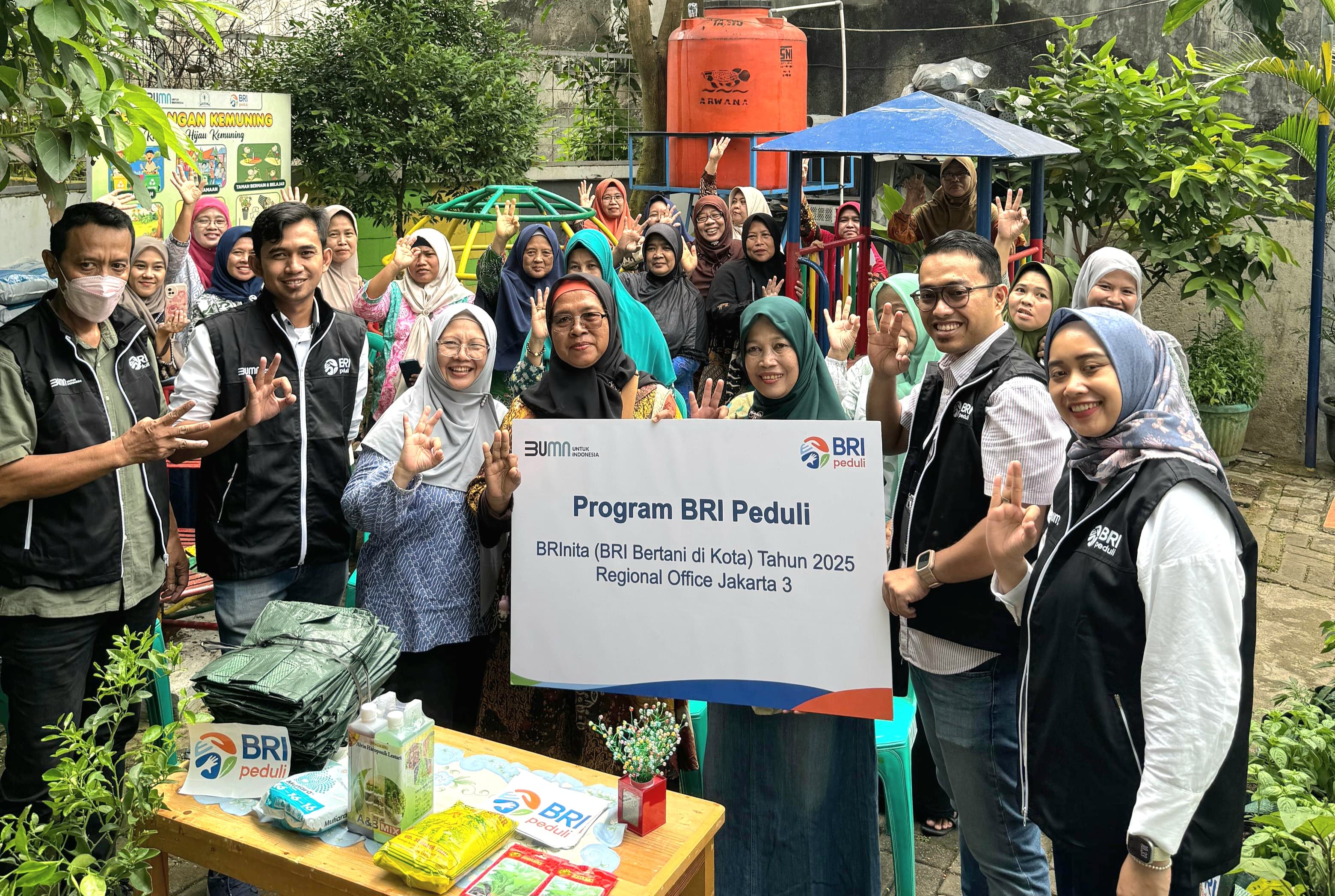 BRI Regional Office Jakarta 3 Beri Bantuan Pertanian Untuk Masyarakat Kampung Hijau Kemuning