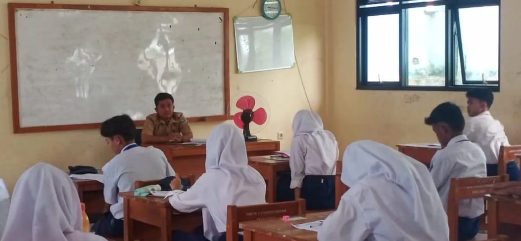 Guru SMPN 3 Pagedangan  Selalu Punya Cara Berikan Pelajaran