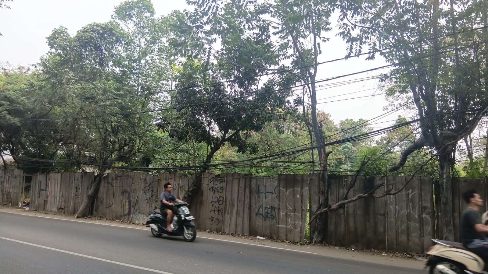 Kabel Semrawut di Jalan KH Hasyim Asy’ari Dikeluhkan 