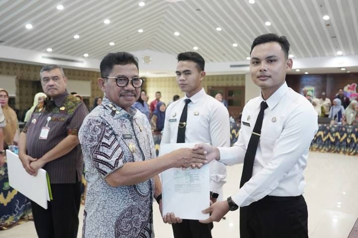 Dua CPNS Resmi Jadi PNS, Sachrudin Tekankan Integritas dan Pelayanan
