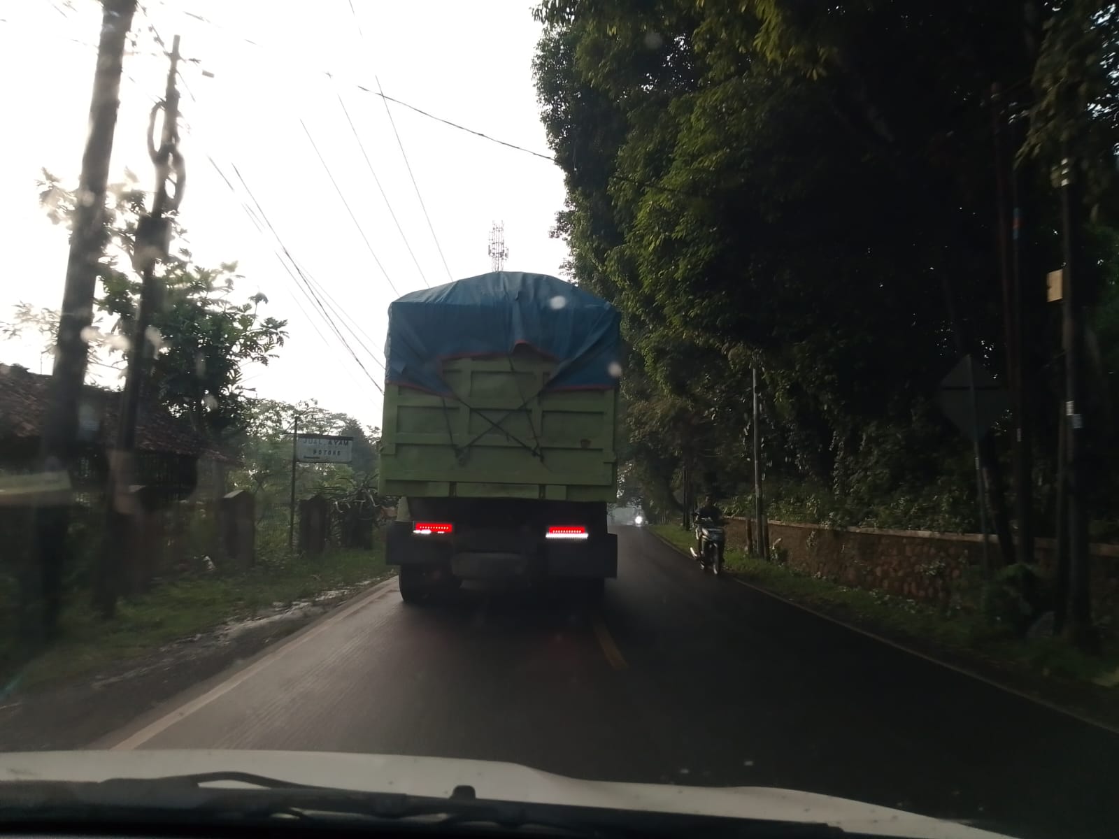 Kangkangi SE Bupati, Truk Tonase Besar Masih Melintas Siang Hari