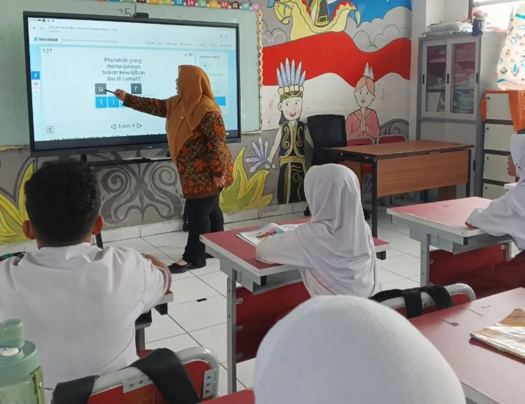 SDN Pondok Jagung 4 Dapat Bantuan dari Presiden Prabowo, Papan Interaktif untuk Pembelajaran Digital 