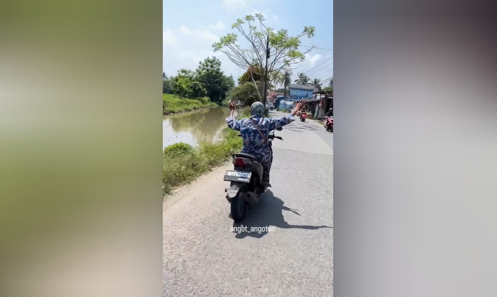 Aksi Emak-Emak 'Lepas Tangan' Naik Motor Viral