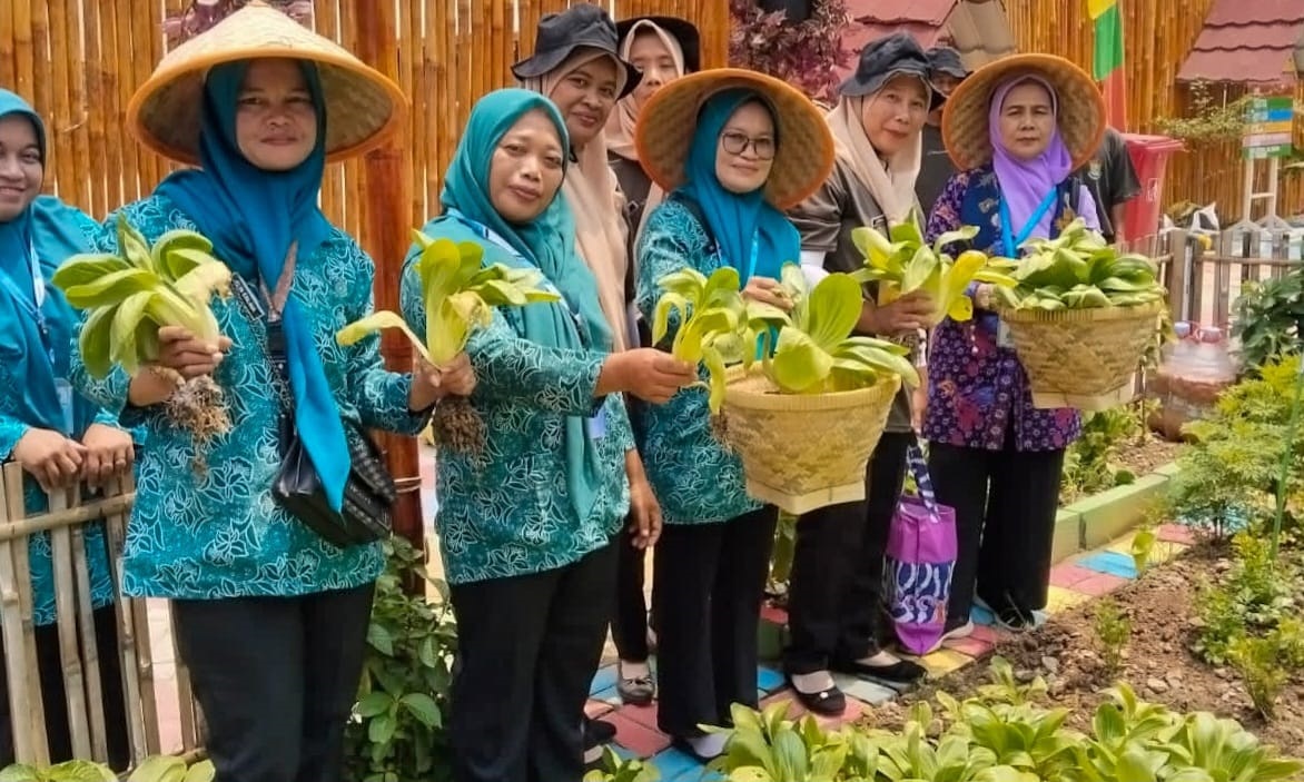 PKK Desa Pekayon Sulap Tanah Kosong Jadi Kebun Gizi,