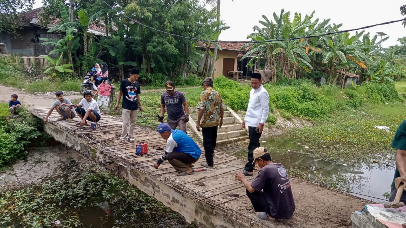 Usulan Tak Terealisasi, Pemdes Buniayu dan Warga Bangunan Jembatan Pakai Dana Swadaya