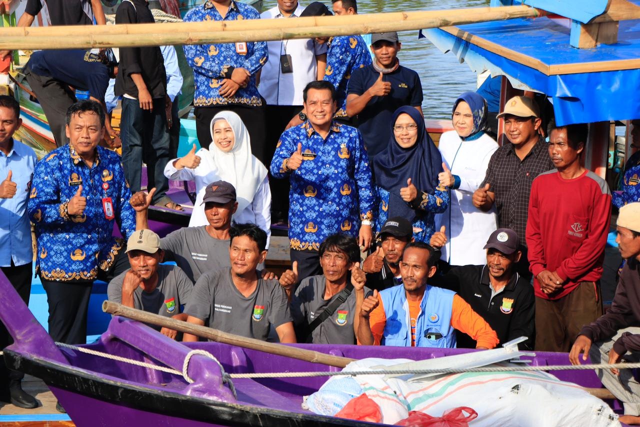 Nelayan Kronjo Dapat Bantuan Kapal Ikan