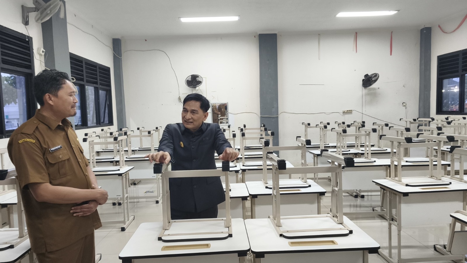 Setelah Viral, SMKN 8 Diberi Meja Kursi Baru