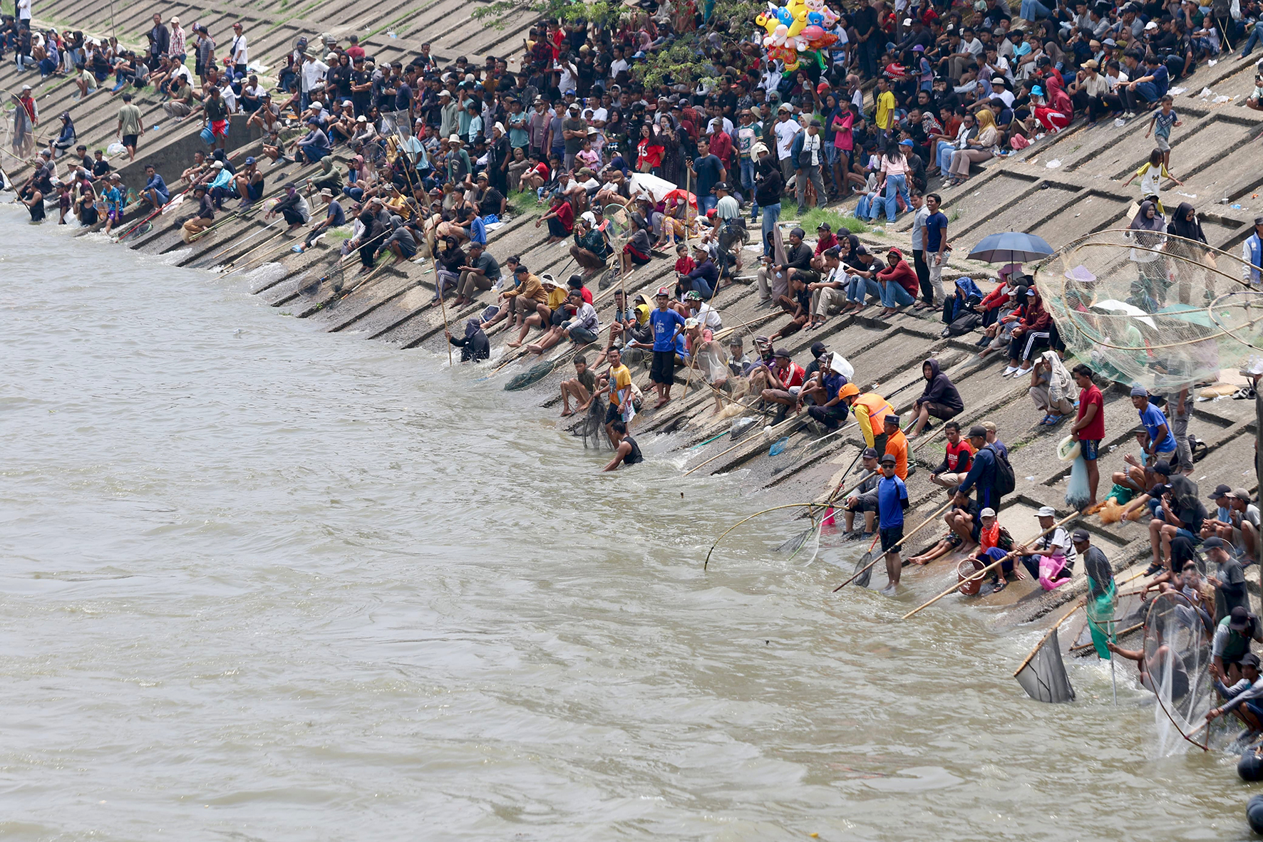 Ribuan Warga Padati Bedolan Pamarayan, Bupati Serang Ingatkan Bahaya Arus Sungai