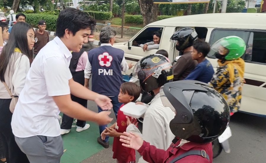 Humanity In Ramadan, PMI Kecamatan Tangerang Bagikan 100 Takjil dan Donor Darah di Al-Azhom