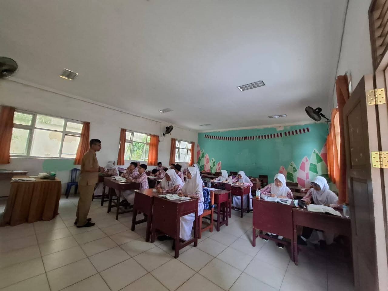 Guru Harus Jadi Teladan Siswa