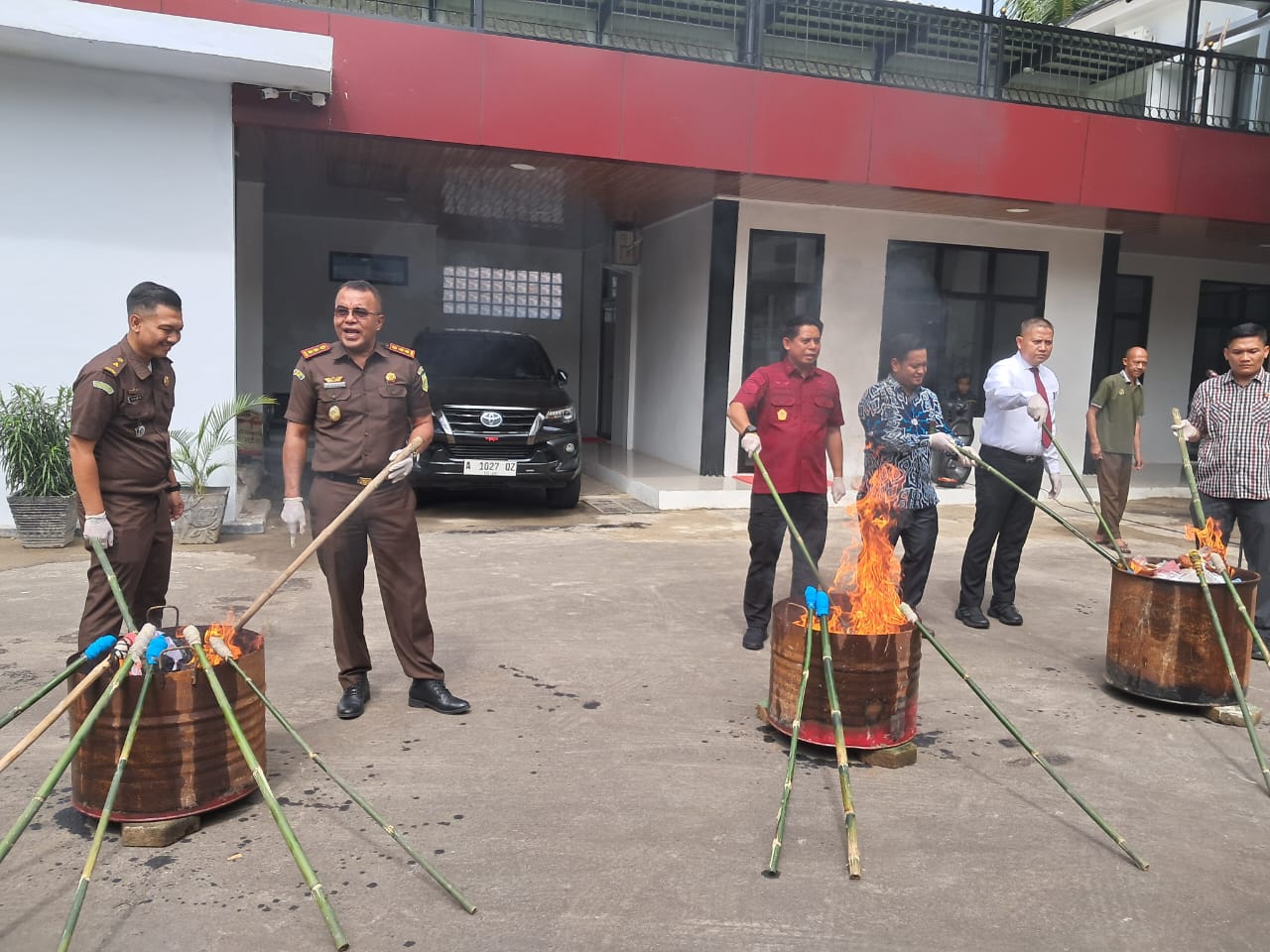 Kejari Lebak Musnahkan Barang Bukti Hasil Kejahatan 