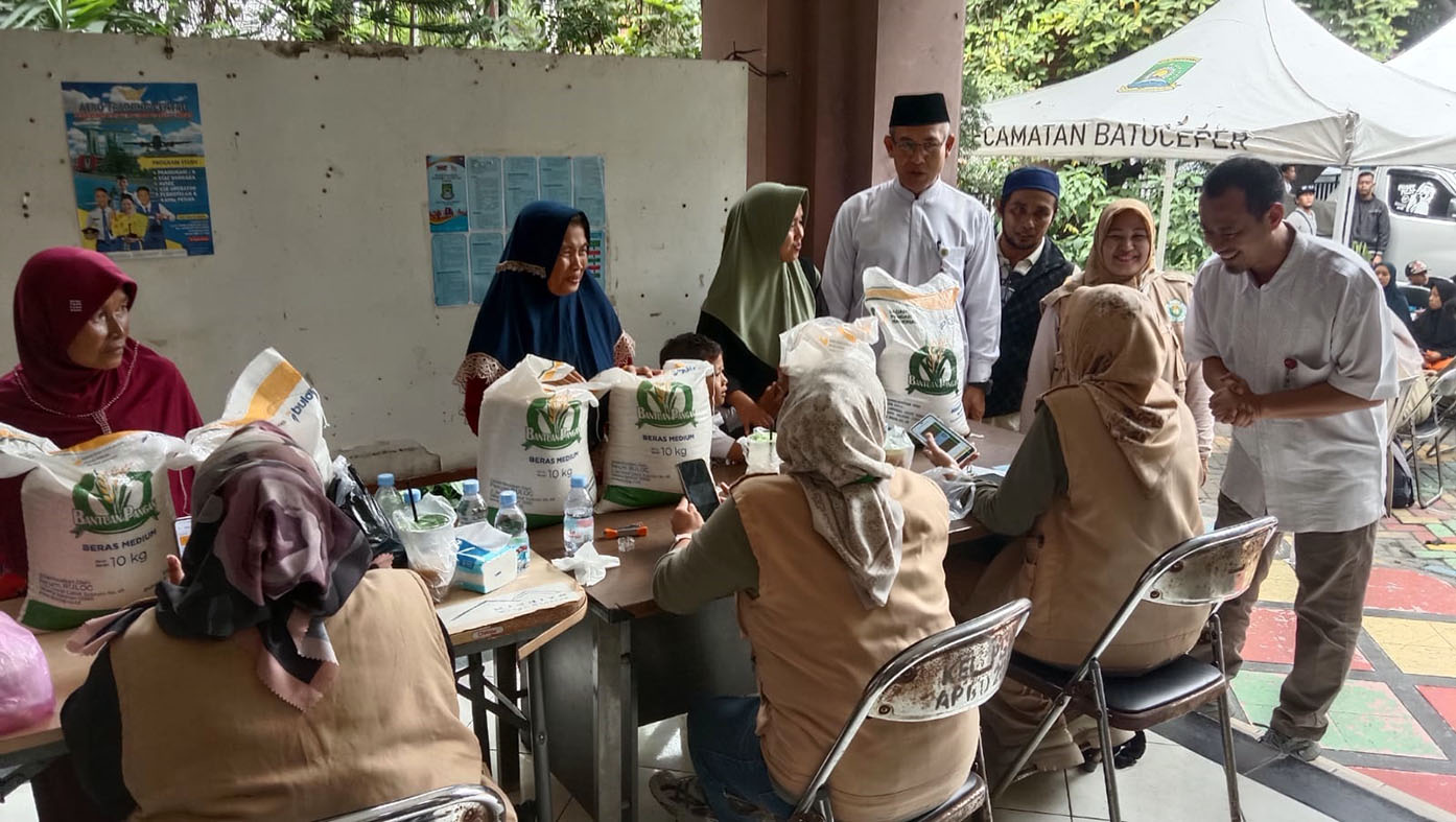 Warga Batuceper Senang Dapat Beras 20 Kilogram
