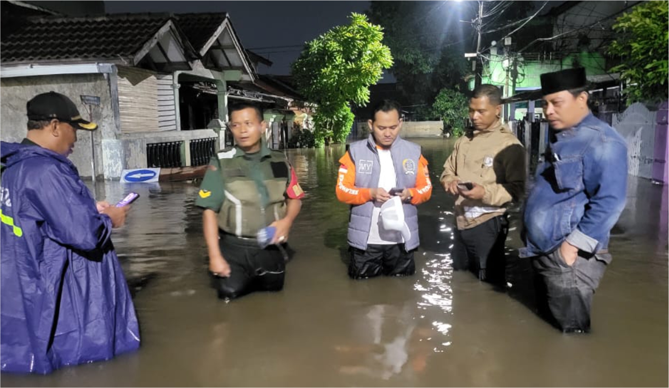 Wakil Ketua DPRD Tangsel M. Yusuf Serahkan Bantuan Langsung ke Korban Banjir Pondok Aren 