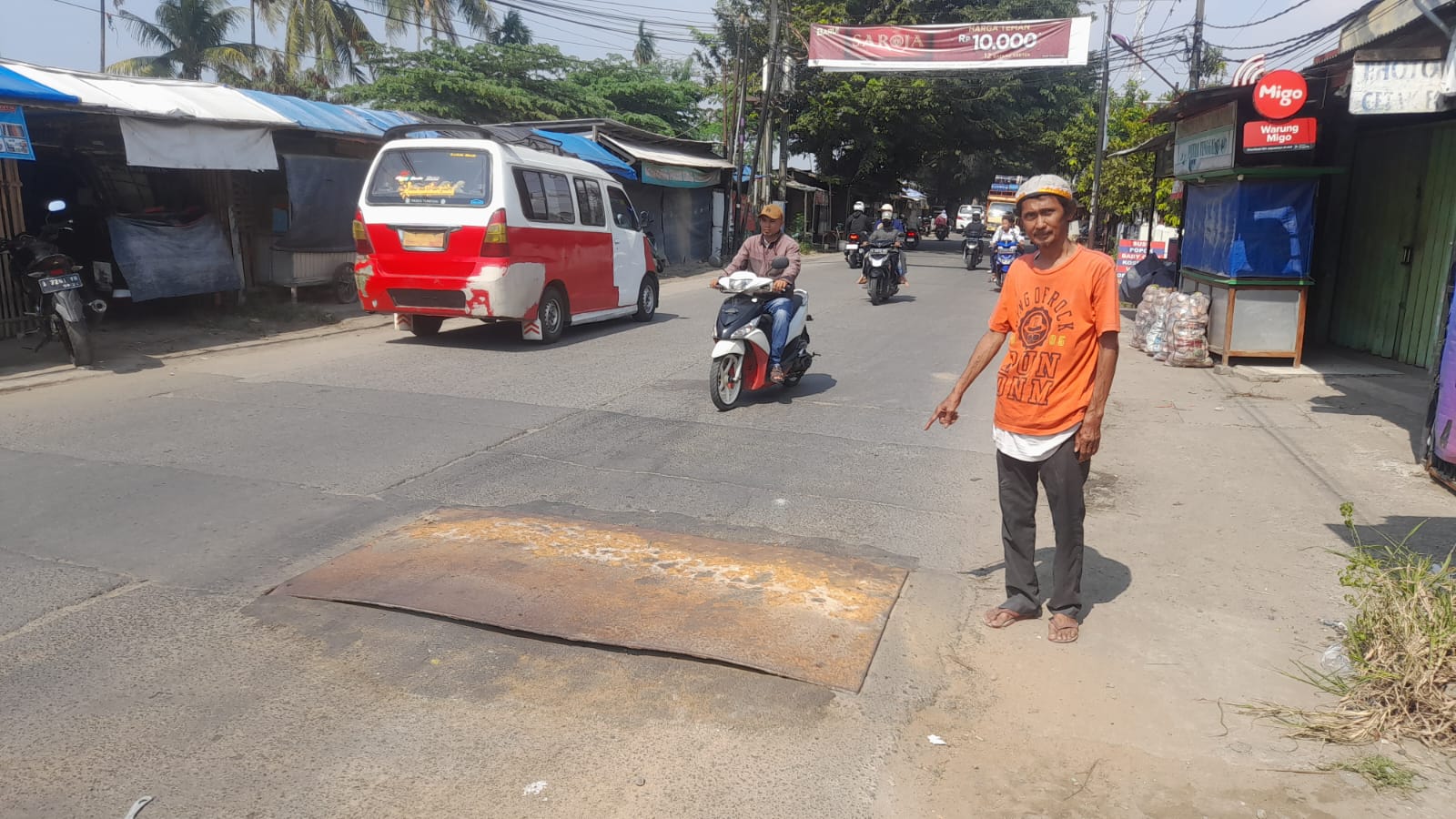 Jalan Amblas Akibat Truk Muatan Tanah