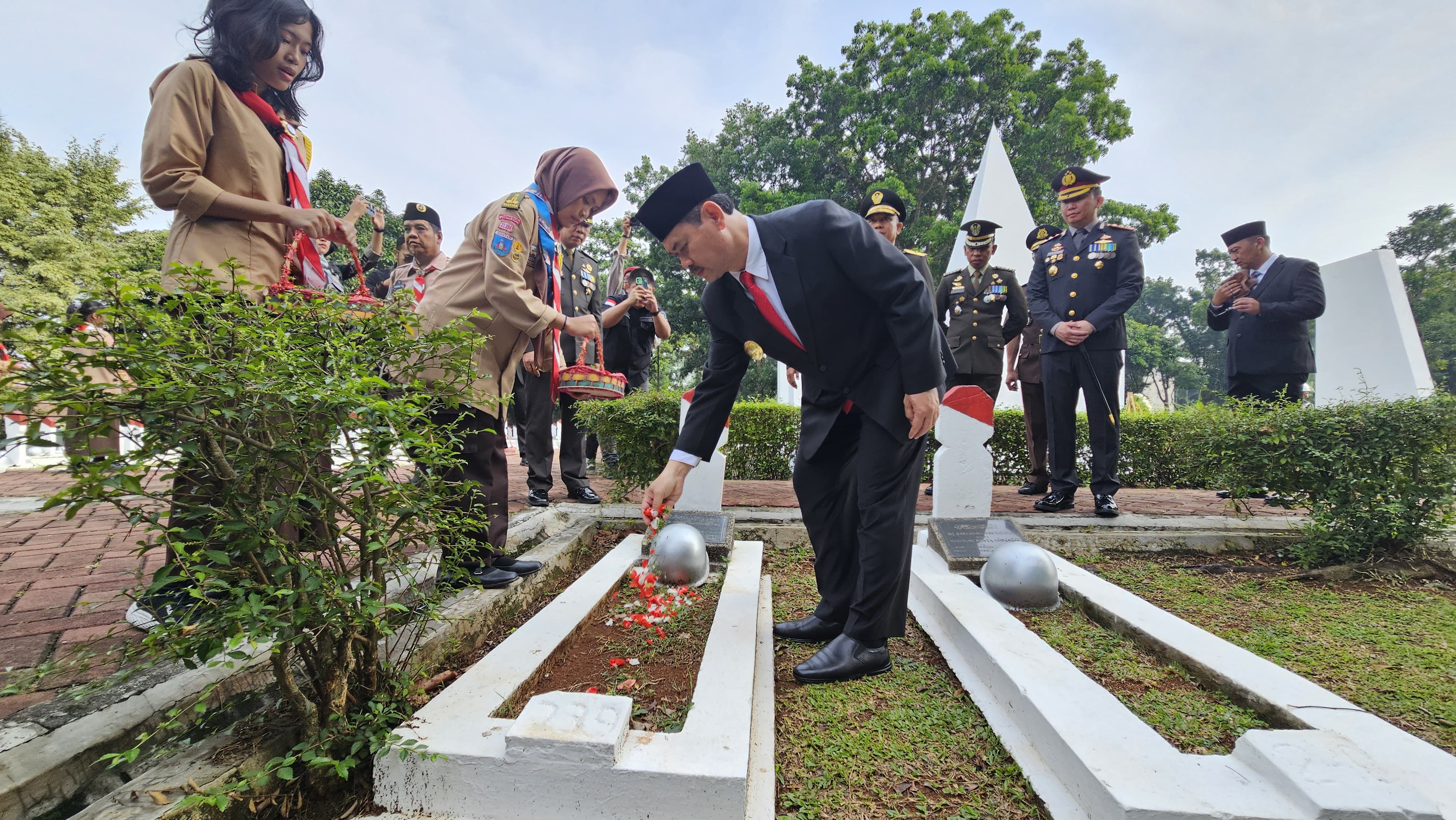 Hari Pahlawan, Tabrani Tabur Bunga di TMP Seribu