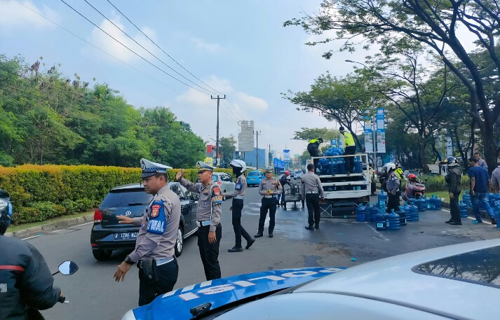 Hindari Mobil, Truk Bermuatan Galon Air Terguling